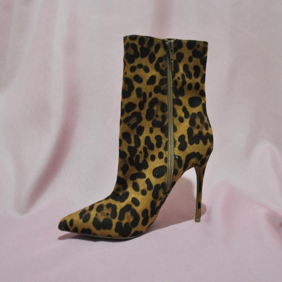 Forever 21 Leopard Print, Pointed Toe Stiletto Heel Boots (Size 5.5) - Picture 1 of 5